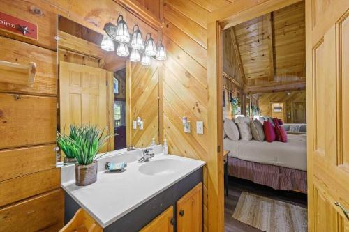 Kupatilo u objektu Do Not Disturb - Pigeon Forge Smoky Mountain Studio Cabin, Hot Tub, Fireplace