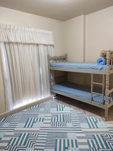 Cama o camas de una habitación en APTO 50M PRAIA NA AVENIDA - 6 PESSOAS, CHURRASQUEIRA, WIFI, SACADA, GARAGEM PARA VEICULOS PEQUENOS! - Residencial Roveda