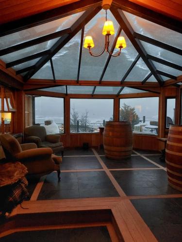 Ushuaia Lodge Las Margaritas 430 في أوشوايا: غرفة معيشة مع غرفة كبيرة مع نافذة كبيرة