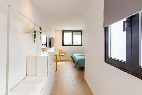Habitación blanca con cama y ventana en Luxury Penthouse With Jacuzzi La Strada, en Las Palmas de Gran Canaria