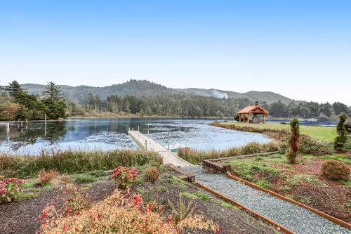 Gallery image of Howard's Lakehouse by the Sea in Rockaway Beach