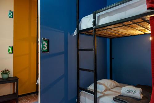 Katil dua tingkat atau katil-katil dua tingkat dalam bilik di XanticoHostal