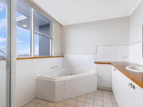 Un baño blanco con bañera y lavabo. en Fernhill, en Port Fairy