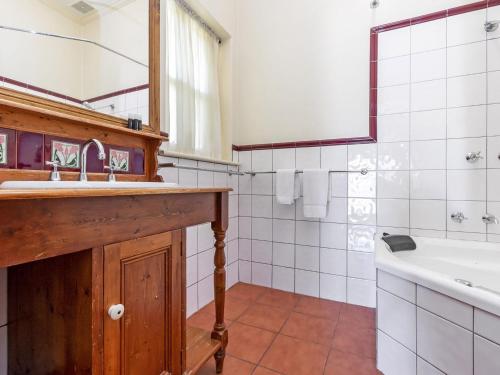 A bathroom at Fairholme Apartment