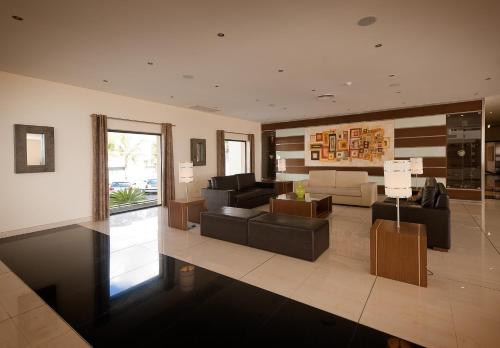 a large living room with couches and chairs at Vila Gale Santa Cruz in Santa Cruz