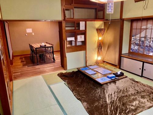 ein Wohnzimmer mit einem Tisch und einem Esszimmer in der Unterkunft 貸切御宿Villa EL 5 Nikko Kinugawa Area in Nikko