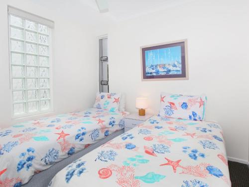 Katil atau katil-katil dalam bilik di 2 BD spacious apartment in Parkyn Parade with water views.