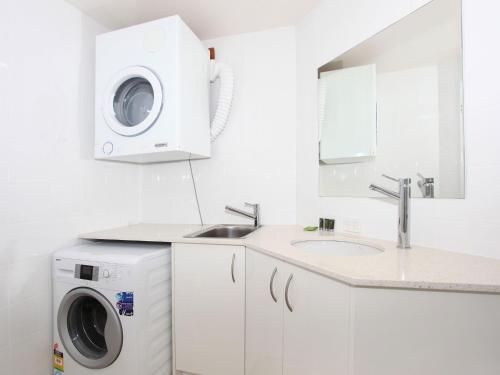 Gambar di galeri bagi 2 BD spacious apartment in Parkyn Parade with water views. di Mooloolaba