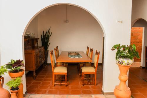 un comedor con mesa y algunas plantas en La Casa de Ana, en Jardín