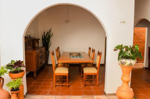 a dining room with a table and some plants at La Casa de Ana in Jardin