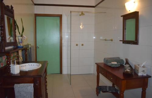 A bathroom at Oskar's Rain Forest Retreat