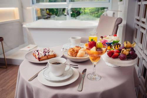 ein Tisch mit Frühstücksspeisen und Getränken darauf in der Unterkunft Hotel e Restaurante GIRATÓRIO RF Vision - A melhor vista 360 de Gramado in Gramado