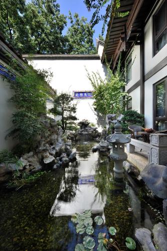 a koi pond in front of a building at 福州三坊七巷三宝宾邸 in Fuzhou