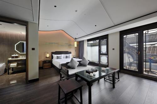 a hotel room with a bed and a table at 福州三坊七巷三宝宾邸 in Fuzhou