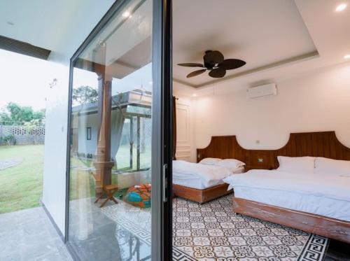 Una cama o camas en una habitación de Mít Garden Villas Sơn Tây Venuestay