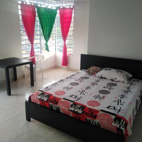 Ένα ή περισσότερα κρεβάτια σε δωμάτιο στο Hostal Apartamentos Delgado