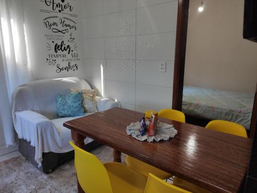 RodeioにあるSítio Paraíso Central - Casinhaのダイニングルーム(テーブル、黄色い椅子付)