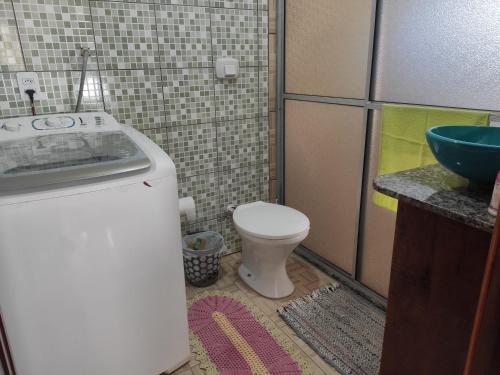 a bathroom with a toilet and a sink at Sítio Paraíso Central - Casinha in Rodeio