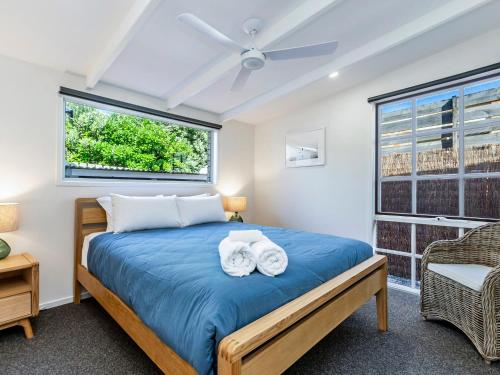 - une chambre avec un lit et 2 serviettes dans l'établissement Beach Break, à Port Fairy