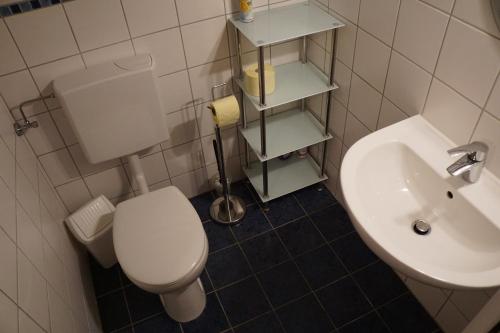 トレフェンにあるGerlitzen-Hütteの白いトイレと洗面台のあるバスルーム