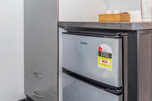 einen Kühlschrank unter einer Theke in einer Küche in der Unterkunft Spring Hill Terraces in Brisbane