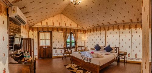 Postel nebo postele na pokoji v ubytování Rawai Luxury Tents Pushkar