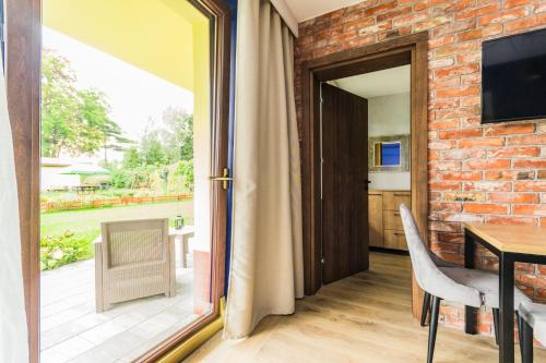 Μια τηλεόραση ή/και κέντρο ψυχαγωγίας στο Apartamenty Gajówka- rowery, plac zabaw, sauna, jacuzzi