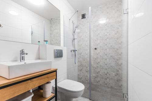 Ένα μπάνιο στο Apartamenty Gajówka- rowery, plac zabaw, sauna, jacuzzi