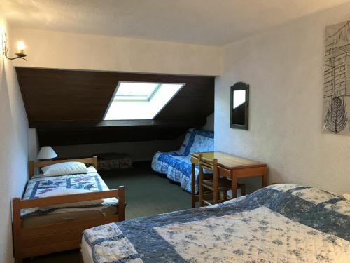 a bedroom with two beds and a skylight at Appartement Corrençon-en-Vercors, 3 pièces, 6 personnes - FR-1-515-7 in Corrençon-en-Vercors