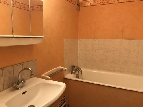 韋爾科爾地區科爾朗松的住宿－Appartement Corrençon-en-Vercors, 3 pièces, 6 personnes - FR-1-515-7，浴室配有盥洗盆和浴缸。