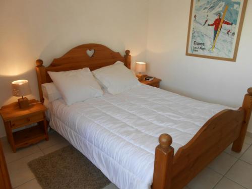a bedroom with a large bed with white sheets at Appartement Les Deux Alpes, 2 pièces, 6 personnes - FR-1-516-31 in Les Deux Alpes