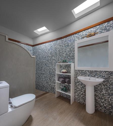 a bathroom with a toilet sink and a mirror at Green Escape Unawatuna in Unawatuna