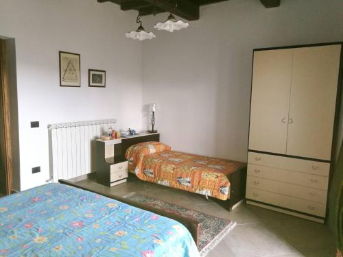1 dormitorio con 2 camas y vestidor en Room in Guest room - Triple room in amazing context, en Monte Molino
