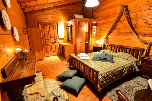 a bedroom with a bed in a wooden cabin at Ναϊάδες in Synikia Mesi Trikalon