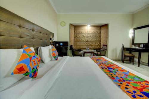 1 dormitorio con 1 cama grande y una almohada colorida en FabHotel Staywell en Gurgaon