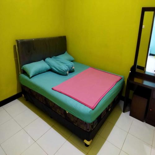 A bed or beds in a room at HOMESTAY PUNOKAWAN BOROBUDUR