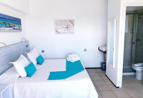 Posteľ alebo postele v izbe v ubytovaní Bungalows Sa Sargantana