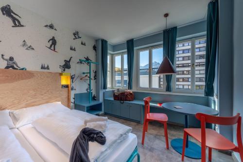 Postel nebo postele na pokoji v ubytování MEININGER Hotel Innsbruck Zentrum