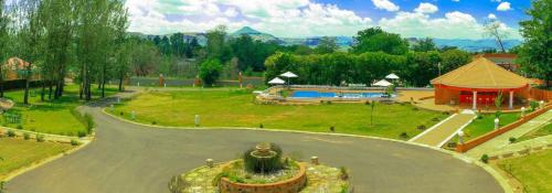 eine Luftansicht auf einen Park mit Spielplatz in der Unterkunft Mountain View Hotel - Lesotho in Leribe