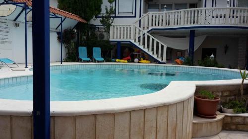 una gran piscina en una casa en Villa Elit, en Dugi Rat
