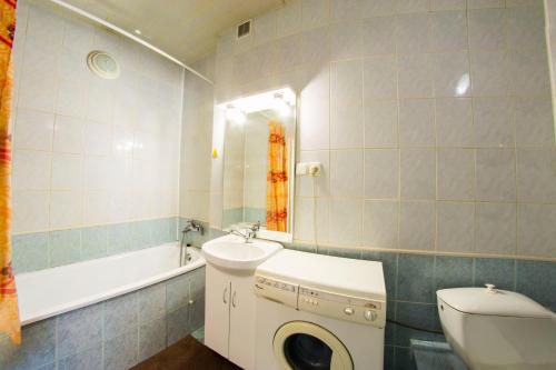 オムスクにあるRENT-сервис Apartment on Maslennikova 9のバスルーム(洗濯機、シンク付)