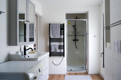 Ванна кімната в ONLOC - St Exupéry -Magnifique appart au calme avec chambre - parking