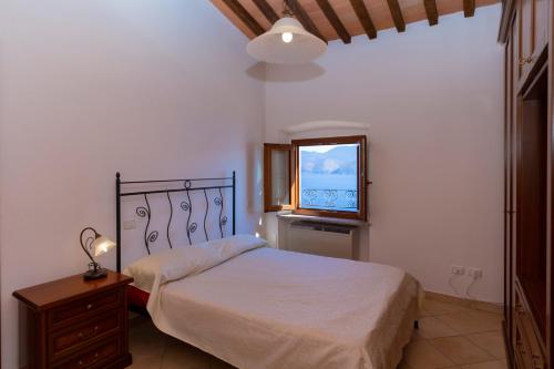 Katil atau katil-katil dalam bilik di HelloElba Appartamento Il Faro 2