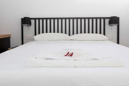 سرير أو أسرّة في غرفة في Hoopoe Villas Lanzarote