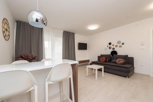 Apartments & Rooms Pool Villas Maris B