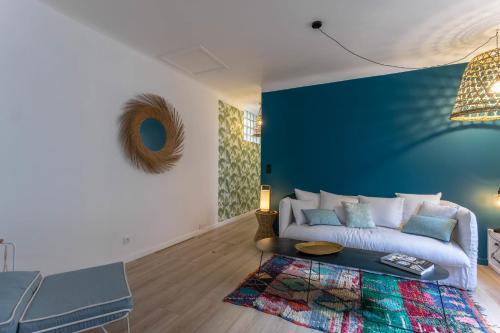 ビアリッツにあるCOCOON KEYWEEK Holiday House with lovely patio in Biarritz city centerの青い壁のリビングルーム(ソファ付)