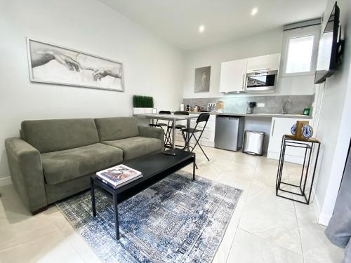 un salon avec un canapé et une table dans l'établissement ShineAppart Marmande Centre, à Marmande