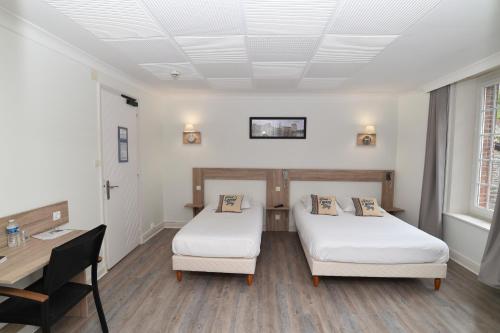 Postel nebo postele na pokoji v ubytování Logis Hôtel du Commerce