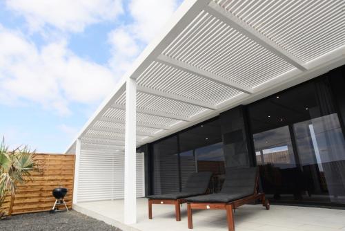 a white pergola on a house with two chairs at Duna Colorada 6 in Lajares