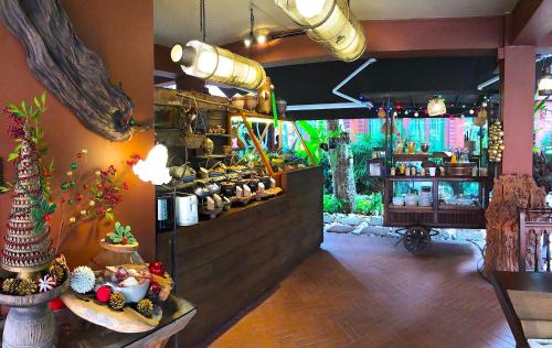 华欣卢恩卡诺克泰屋度假酒店的有摆放着食物的柜台的餐馆